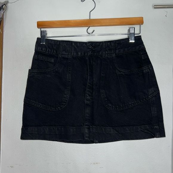 Forever 21 Dresses & Skirts - Forever 21 black denim mini skirt, size medium new with tags